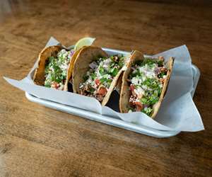tres carnitas tacos