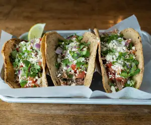 tres tacos carnitas